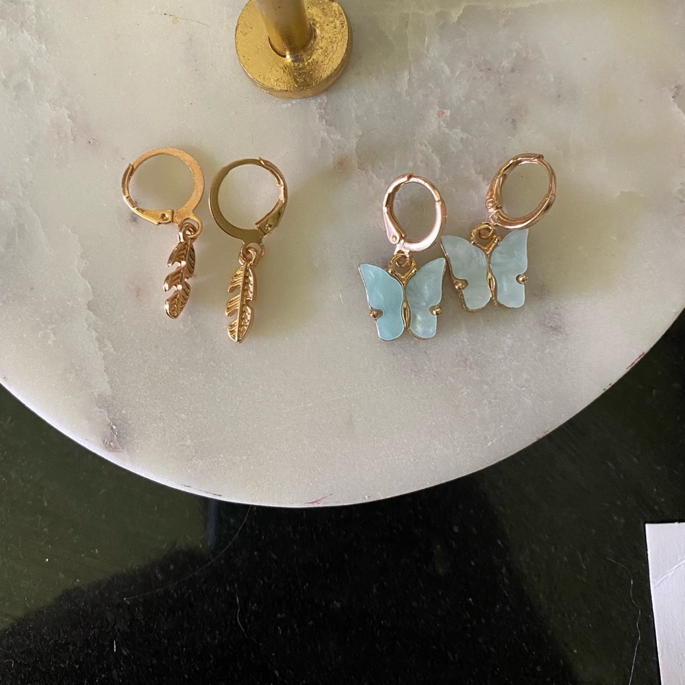 MAKE ME AND OFFER Blue & Gold Butterfly& Leaf Charm Huggie Earring Set
